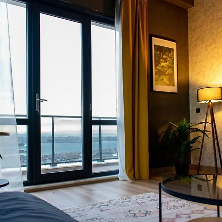 2 Bed-room Penthouse With Sea And Lake View *